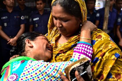 Dos mujeres reaccionan en la concentración del quinto aniversario del derrumbe del taller de confección Rana Plaza, una de las peores catástrofes industriales que dejó al menos 1.130 muertos y más de 2.000 heridos el 24 de abril de 2013, en Daca (Bangladés).