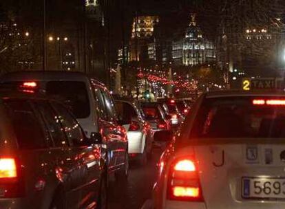 El centro de Madrid se llenó de coches. Los taxistas aseguran que se notaban las cenas de empresa.