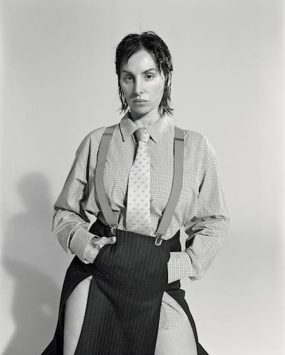 Camisa de GIMAGUAS, corbata de ARMANI y falda de DOBLAS.