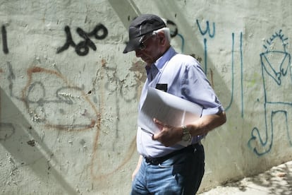 El Premio Nobel pasea por el barrio palestino de Silwan, en Jerusalén Este.