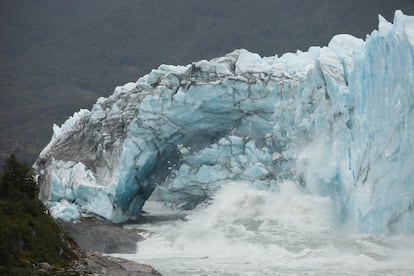 Queda do arco do glacial Pepito Moreno em Calafate, Argentina, em 11 de março de 2018.