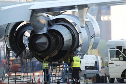 Técnicos de Lufthansa inspeccionan una de las turbinas de un avión en el aeropuerto de Francfort.