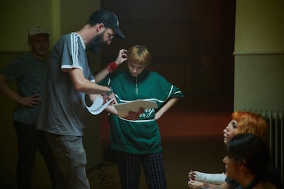 El director Imanol Ruiz de Lara, con las actrices de 'Flechas' en un momento del rodaje.