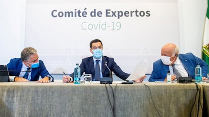 El presidente de la Junta de Andalucía, Juanma Moreno, junto a los consejeros de Presidencia, Elías Bendodo (i), y de Salud, Jesús Aguirre