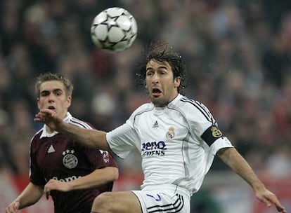 Raúl intenta llevarse el balón ante Lahm.