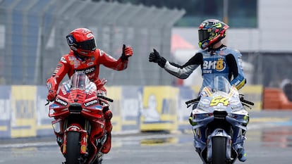 Marc Márquez (izquierda) y Álex Márquez celebran el doblete en la 'sprint' del GP de Francia.