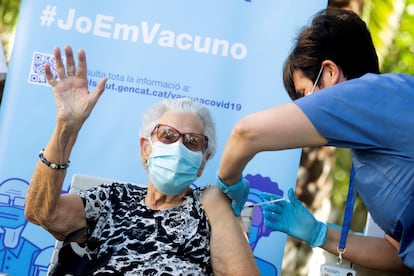 Josefa Pérez, primera persona vacunada en Cataluña contra la covid, recibe la tercera dosis en L'Hospitalet de Llobregat.