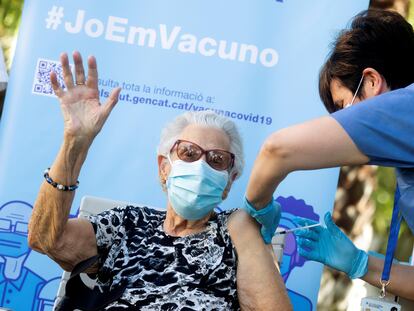 Josefa Pérez, primera persona vacunada en Cataluña contra la covid, recibe la tercera dosis en L'Hospitalet de Llobregat.