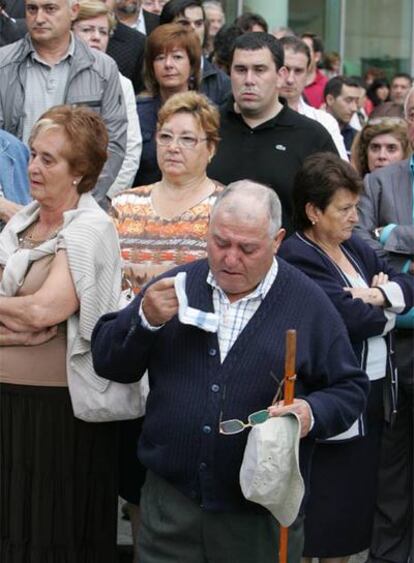 Un grupo de personas, durante la concentración de repulsa en el barrio del policía asesinado.