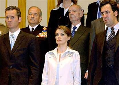 Al acto oficial han asistido los miembros de la familia real y la prometida del Príncipe de Asturias, Leitizia Ortiz, que en la imagen se encuentra junto a Jaime de Marichalar e Iñaki Urdangarín, durante el minuto de silencio en memoria a las víctimas del 11-M.