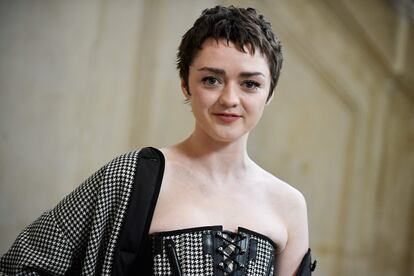 La actriz británica Maisie Williams, conocida por su papel en 'Juego de Tronos', acudió al desfile de Christian Dior celebrado el lunes por la tarde. 