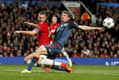 Nemanja Vidic, del Manchester United lucha contra Thomas Mueller del Bayern Munich durante el partido de Liga de Campeones en Old Trafford en Manchester.