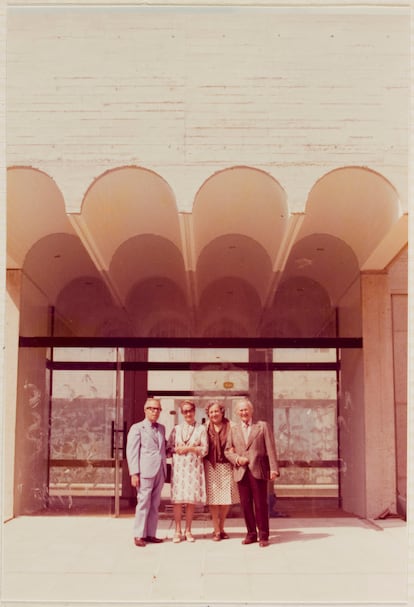Josep Lluís Sert, Moncha Longa, Pilar Juncosa i Joan Miró a l’entrada de la Fundació Joan Miró