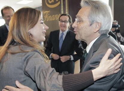 La conselleira de Facenda saluda al presidente de Caixanova, el pasado martes. Al fondo, el director general de Caixa Galicia.