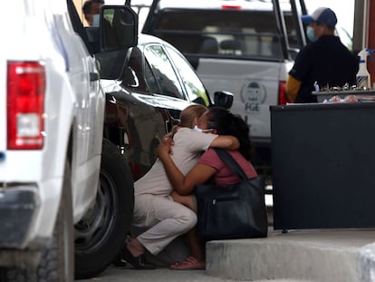 Empleadas de un hotel se abrazan tras el tiroteo en Puerto Morelos, Quintana Roo (México).