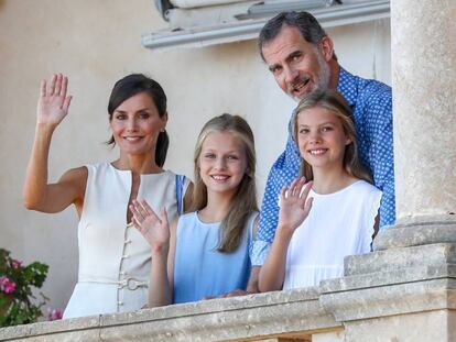 Los Reyes, don Felipe y doña Letizia, junto a sus hijas, la princesa Leonor y la infanta Sofía.