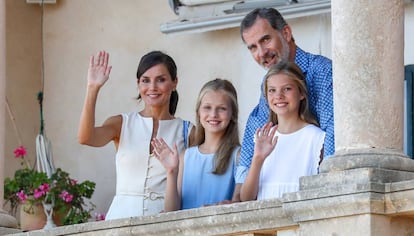 Los Reyes, don Felipe y doña Letizia, junto a sus hijas, la princesa Leonor y la infanta Sofía.