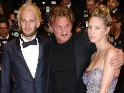 Hopper Penn, Sean Penn y Dylan Penn, en el estreno de 'Diré tu nombre' en el Festival de Cannes, en mayo de 2016.