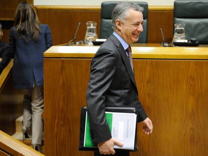 El lehendakari, Iñigo Urkullu, se dirige este jueves su escaño en el Parlamento vasco.