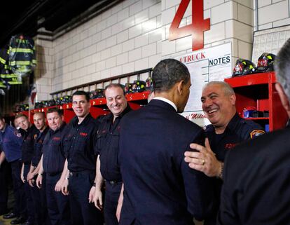 El presidente Obama saluda a los miembros del parque de bomberos de Times Square, Nueva York.