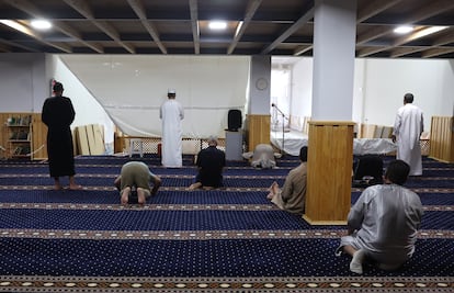 Musulmanes rezan en la Mezquita Attauba de Parla, este jueves por la tarde.