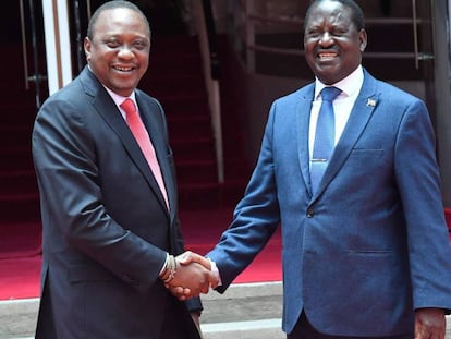 El presidente keniano, Uhuru Kenyatta (izquierda), y su rival político Raila Odinga estrechan la mano tras comparecer juntos el pasado 9 de marzo.