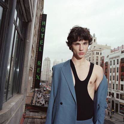 Dominando la Gran Vía madrileña, el modelo Fernando Líndez lleva camiseta de tirantes y traje azul, todo Bottega Veneta.