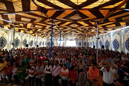 Devotos cristianos asisten a una misa con motivo de la visita del papa Francisco a El Cairo.