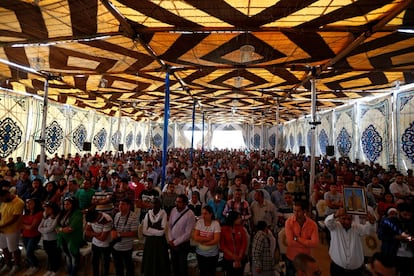Devotos cristianos asisten a una misa con motivo de la visita del papa Francisco a El Cairo.