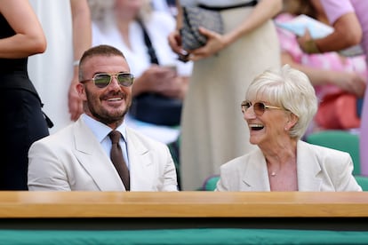 El exfutbolista David Beckham y su madre, Sandra Beckham, el 30 de junio de 2025, en el Palco Real del torneo de Wimbledon (Londres, Inglaterra).