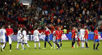 Los jugadores de la selección española de fútbol saludan a los de Israel, al término del partido clasificatorio para el Mundial de Rusia 2018 disputadoen el estadio de El Molinón, en Gijón.