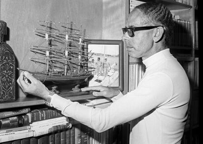 José Luis Martín Vigil, que era aficionado a la vela y tenía un yate, coloca un barco en miniatura en su domicilio en 1970.