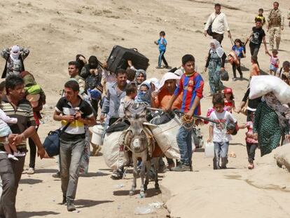 Refugiados procedentes de Siria cruzan en agosto el paso fronterizo de Peshjabur en Dahuk (Irak). 