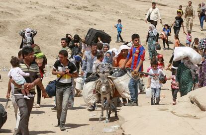 Refugiados procedentes de Siria cruzan en agosto el paso fronterizo de Peshjabur en Dahuk (Irak). 