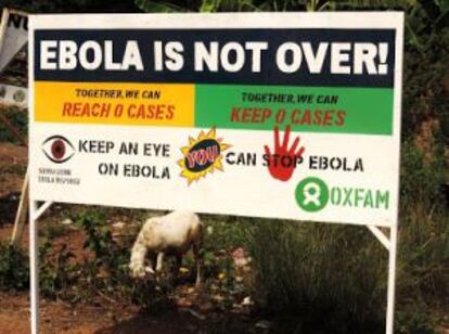 Cartel en las calles de Makeni: "El Ebola no se ha acabado. Juntos podemos alcanzar 0 casos. Juntos, podemos mantener 0 casos”.