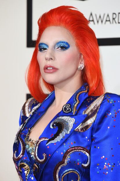 Lady Gaga cantó 10 temas de Bowie durante la gala en el Staples center, con un maquillaje y melenita muy a lo Ziggy Stardust