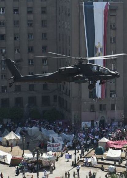 Un helicóptero del Ejército sobrevuela a los manifestantes en la plaza Tahrir, en El Cairo.