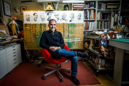 El pintor e ilustrador Fernando Vicente posa en su estudio, en Madrid, con sus últimas caricaturas de escritores.