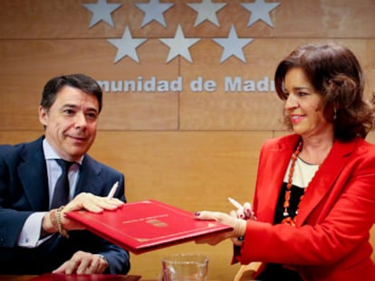 González y Botella, tras la firma del convenio entre la Comunidad de Madrid y el Ayuntamiento.