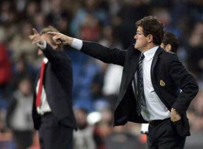 Fabio Capello da instrucciones desde la banda.