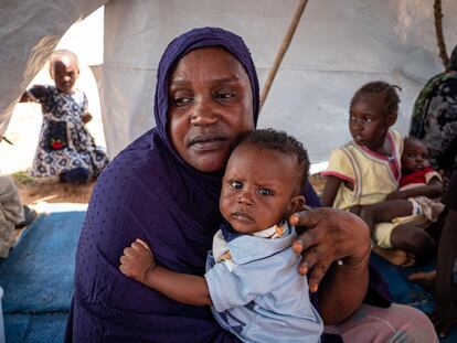 Sara Isaac Adam, de 38 años, refugiada en Chad. "El viaje fue arduo, pasamos por más de 10 puestos de control antes de llegar a la frontera. Los yanyawid no dejaban de apuntarnos con sus armas, preguntándonos si éramos de la etnia masalit o no", cuenta.