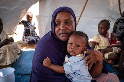 Sara Isaac Adam, de 38 años, refugiada en Chad. "El viaje fue arduo, pasamos por más de 10 puestos de control antes de llegar a la frontera. Los yanyawid no dejaban de apuntarnos con sus armas, preguntándonos si éramos de la etnia masalit o no", cuenta.