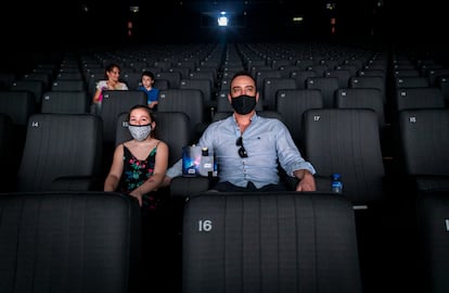 Asistentes a los cines Kinépolis en Paterna (Valencia), que han reabierto este viernes sus salas después de tres meses cerrados por la pandemia.