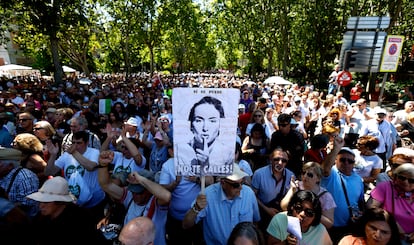 Un manifestante exhibe un cartel en defensa de la sanidad pública durante la marcha que va de Atocha a Cibeles.