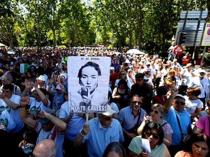 Manifestación por la sanidad pública, a su paso por el paseo Del Prado.
