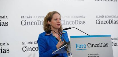 La ministra de Econom&iacute;a, Nadia Calvi&ntilde;o, en el Foro Cinco D&iacute;as. 