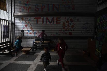 Un grupo de niños juega en un edificio ocupado en el centro de Roma (Italia), el 13 de mayo de 2019. El edificio 'Spin Time Labs', ocupado desde 2013, brinda refugio a familias sin hogar y acoge también una taberna, un teatro, un laboratorio de cerveza artesanal, un taller de carpintería, un estudio musical y diversas actividades sociales. Un cardenal y ayudante del papa Francisco bajó por un pozo de acceso para restaurar el poder a cientos de personas, incluidos niños, que vivían sin electricidad y agua caliente durante días en este edificio.