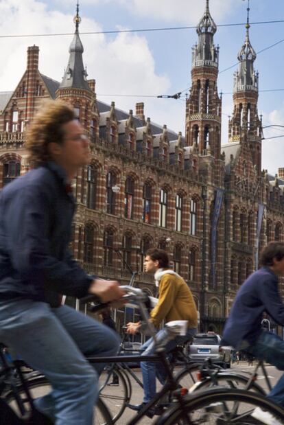 Ciclistas, en la Magna Plaza de Ámsterdam.