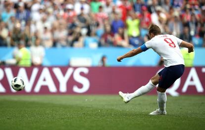 El jugador inglés Harry Kane marca el quinto gol de penalti frente a Panamá.