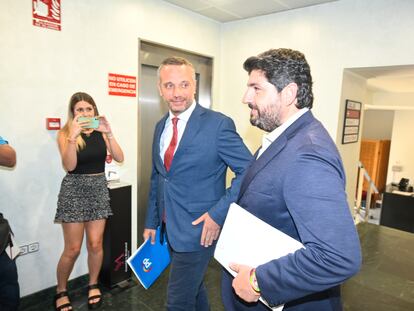 El candidato del Partido Popular al Gobierno de la Región de Murcia, Fernando López Miras, en primer término, a su llegada a una reunión con Vox, este martes, en Murcia.